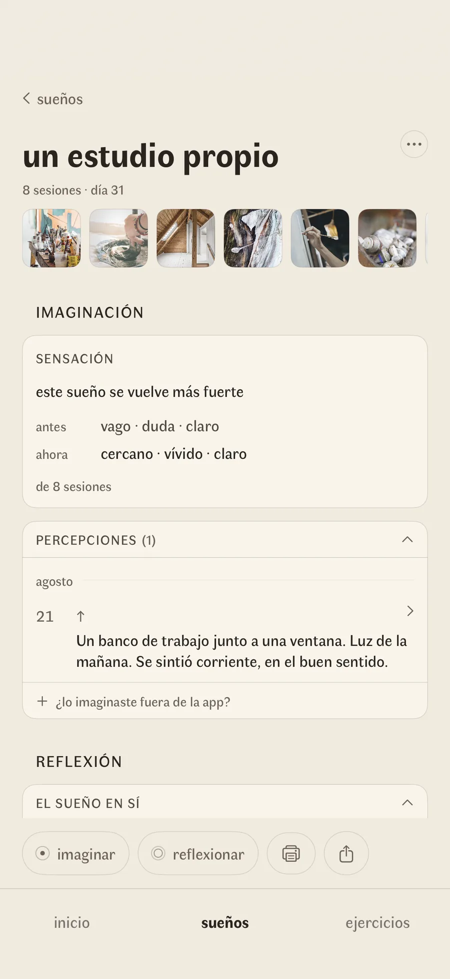 La página de un sueño: sus fotografías en fila, luego las palabras de ocho sesiones pasando de difuso a cercano y vívido, una idea guardada en agosto, y la reflexión debajo